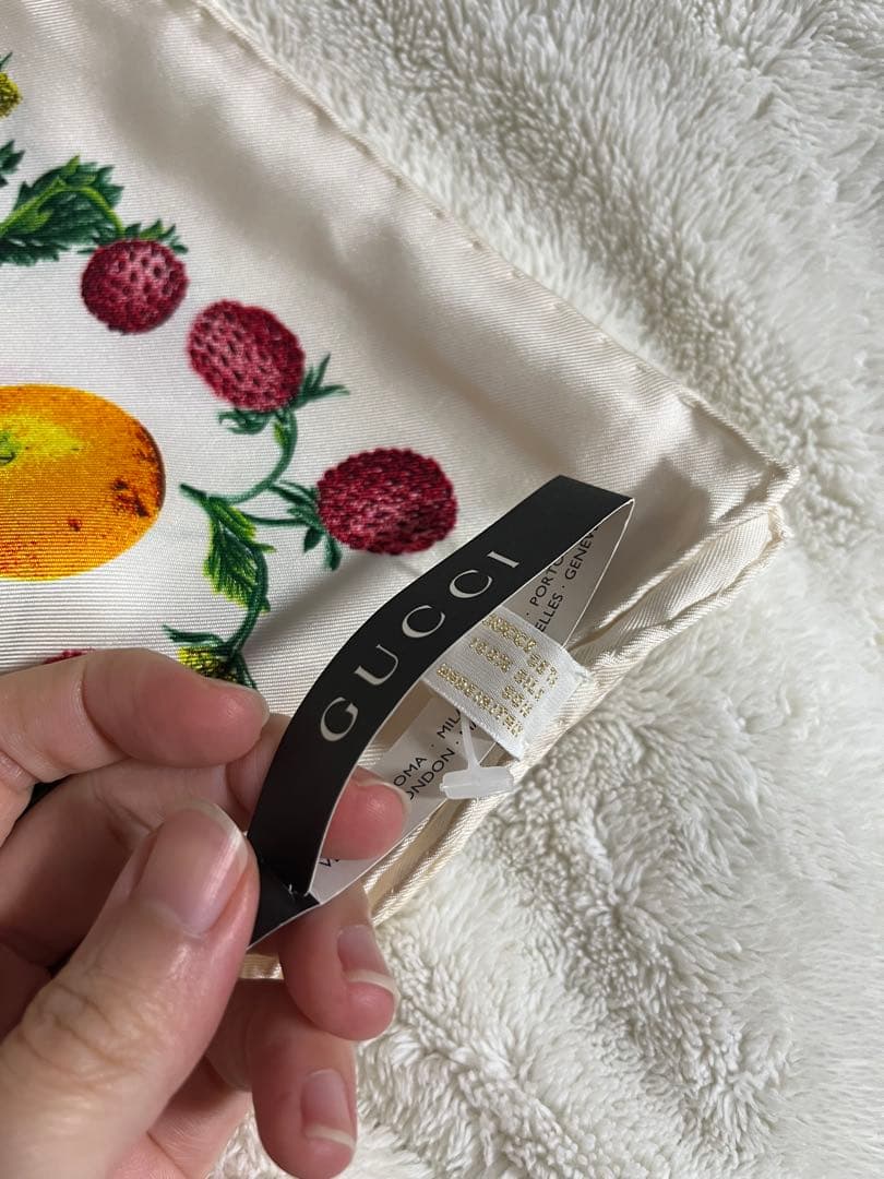 GUCCI フルーツデザイン 大判スカーフ