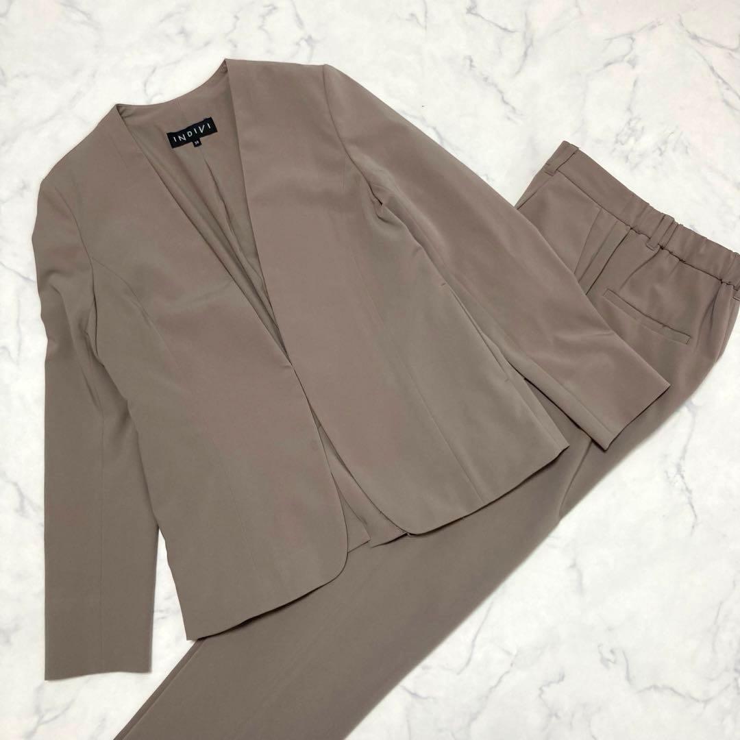 美品　インディヴィINDIVI ノーカラーパンツスーツ　ベージュ　ブラウン　38