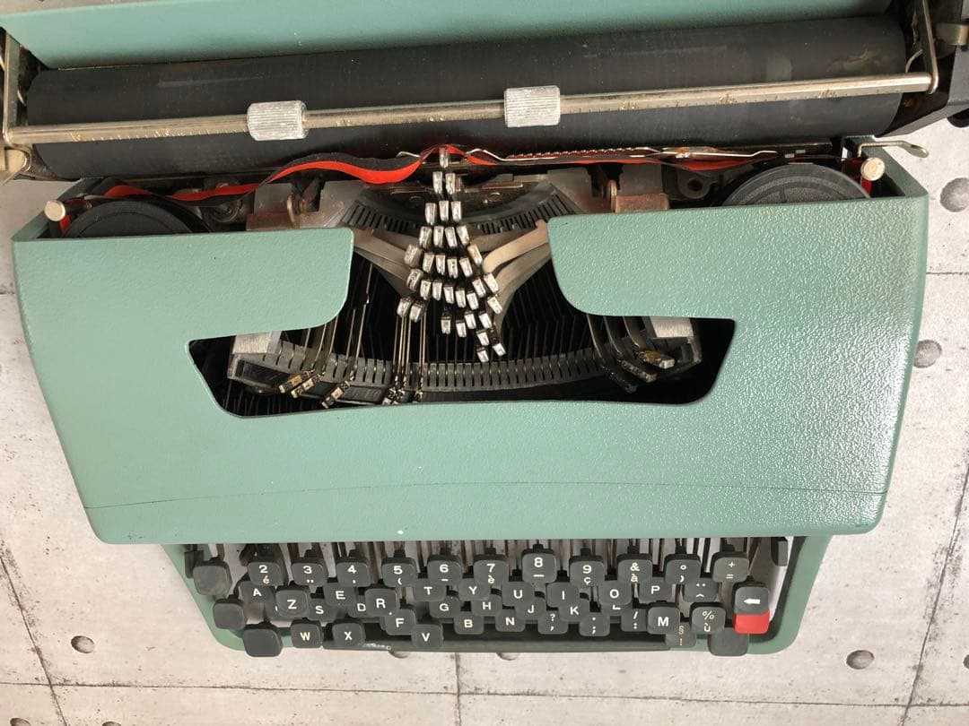 Olivetti タイプライター　lettera 32 ジャンク品(L129)