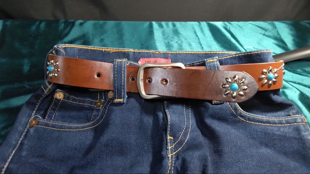 昭南ベンズレザーツタ＆フラワースタッズベルト　チョコ