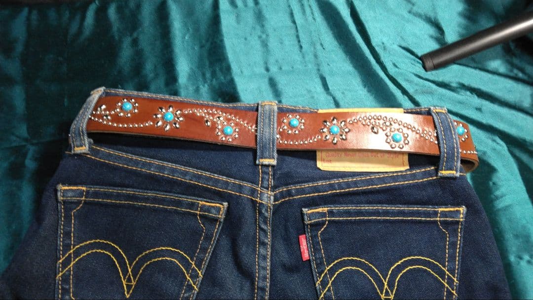 昭南ベンズレザーツタ＆フラワースタッズベルト　チョコ