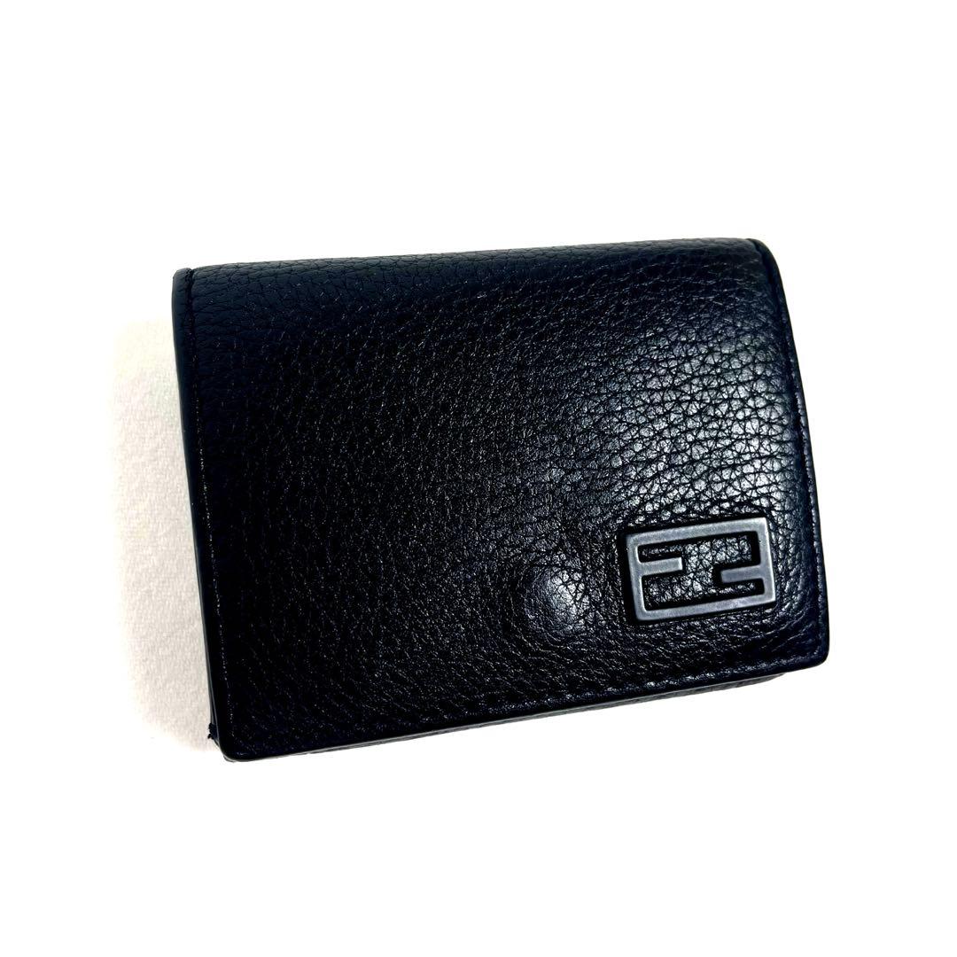フェンディ　三つ折り財布　コンパクトウォレット　ロゴプレート　オールブラック