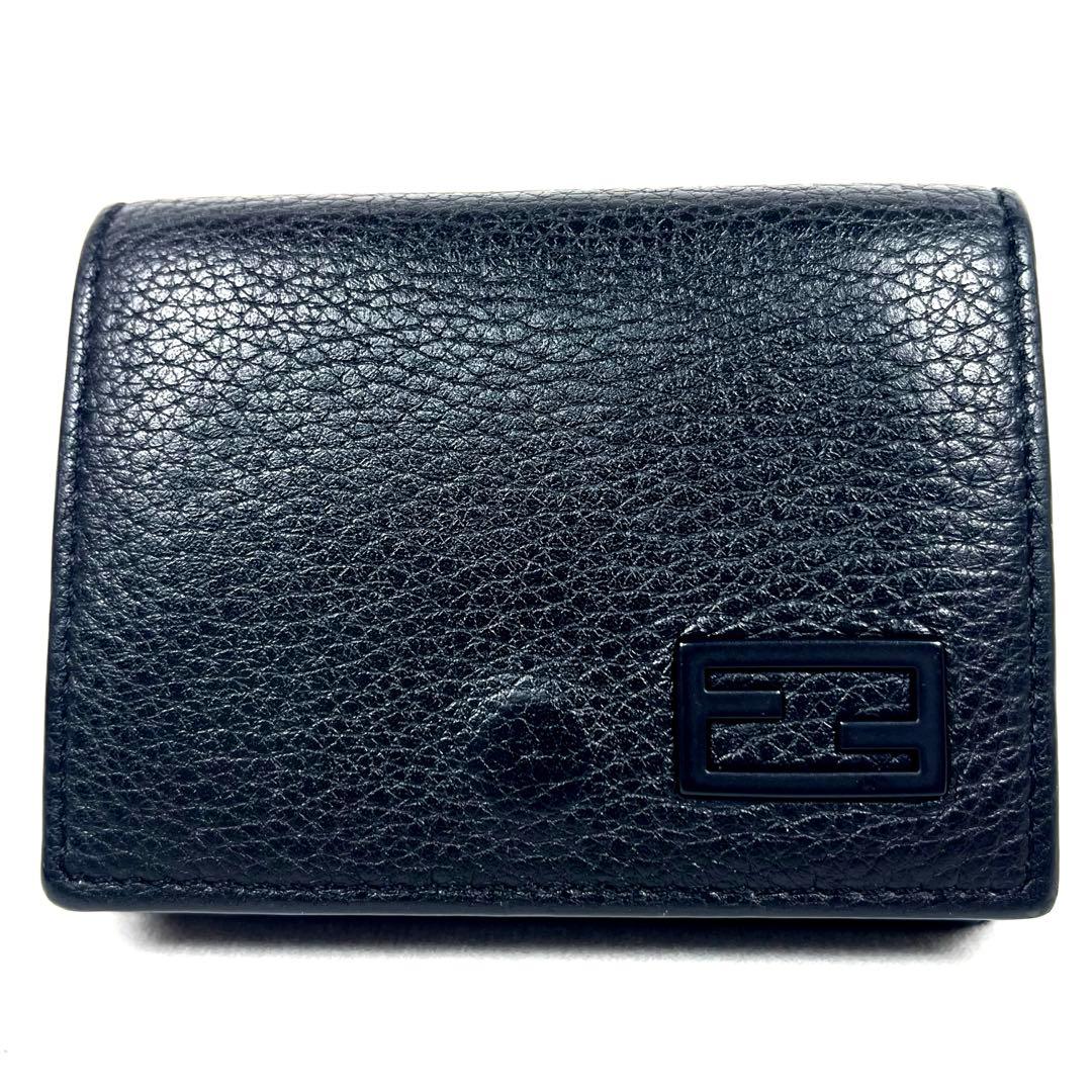 フェンディ　三つ折り財布　コンパクトウォレット　ロゴプレート　オールブラック