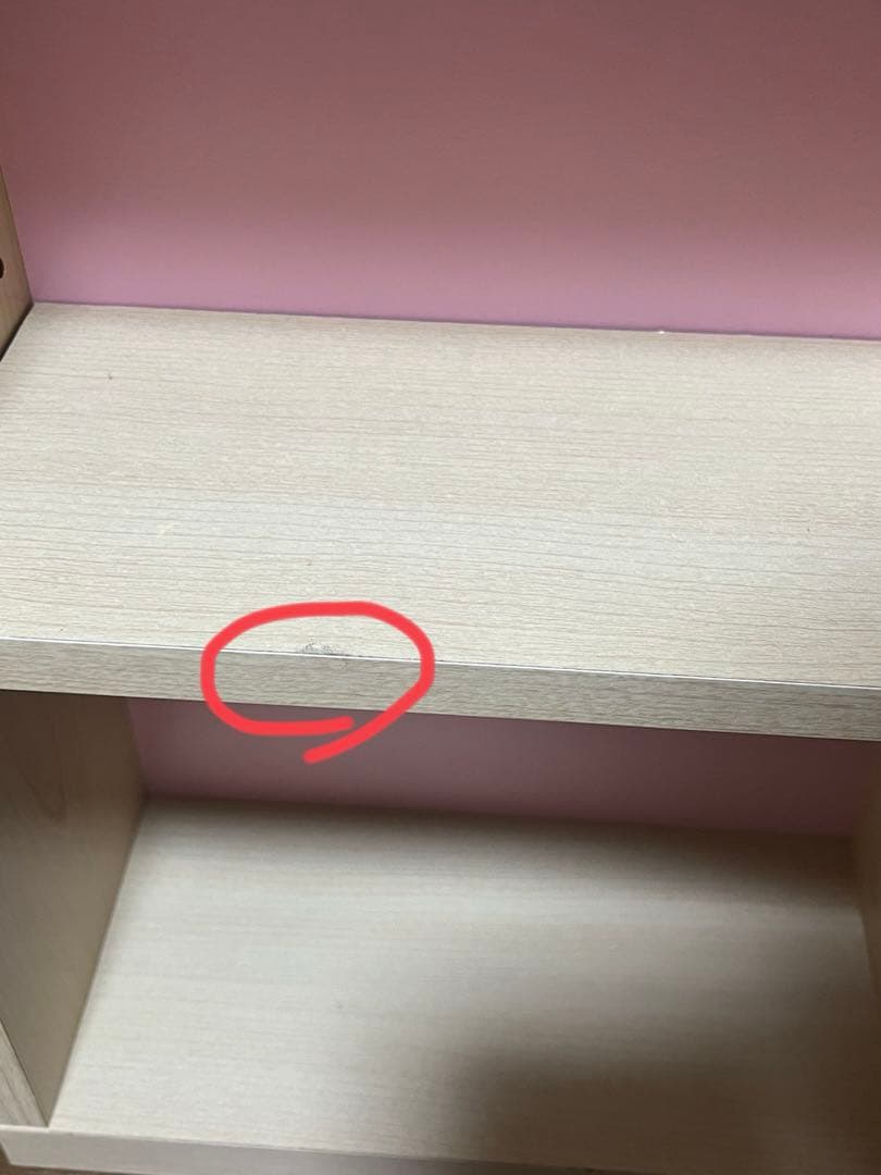 ピンク色が入ってる勉強机