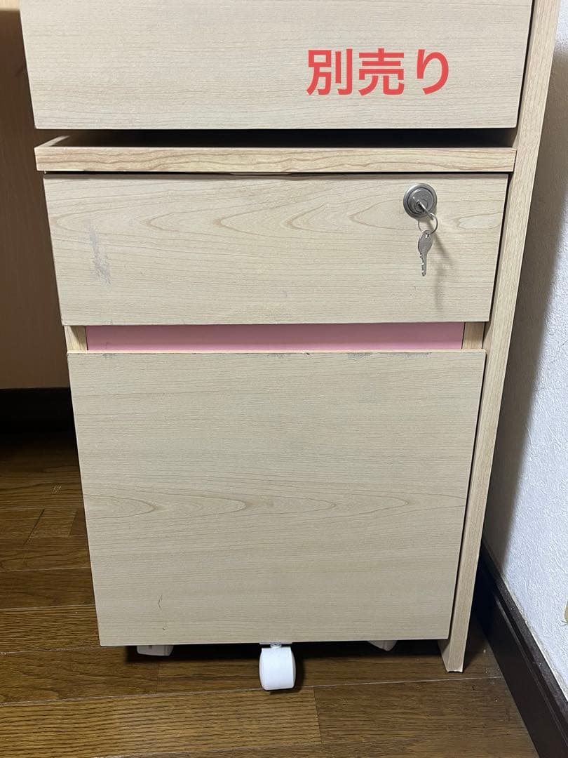 ピンク色が入ってる勉強机