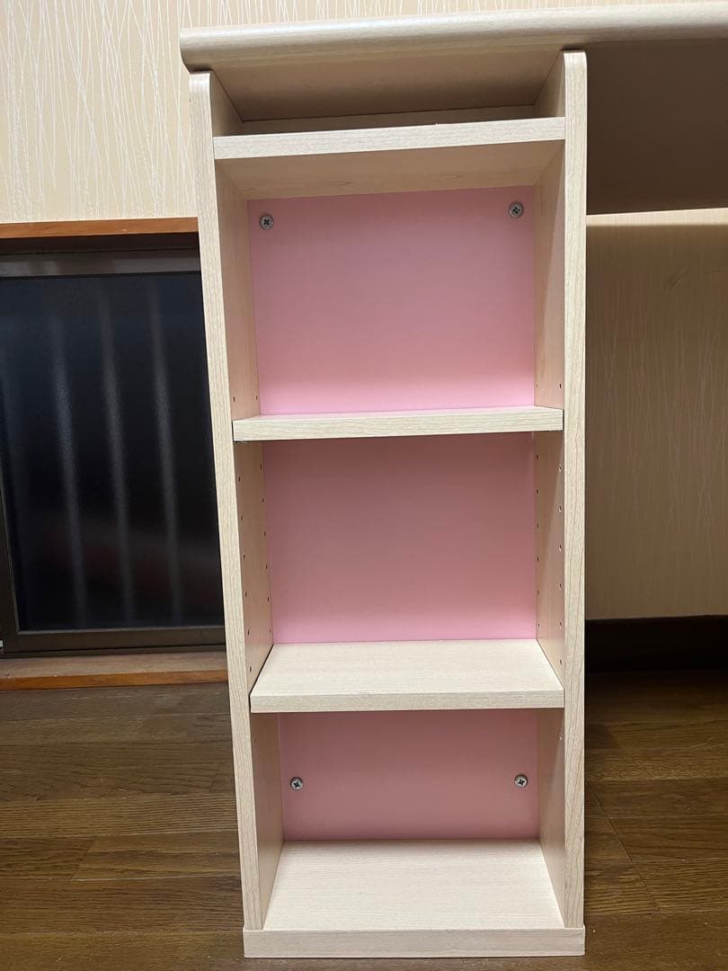 ピンク色が入ってる勉強机