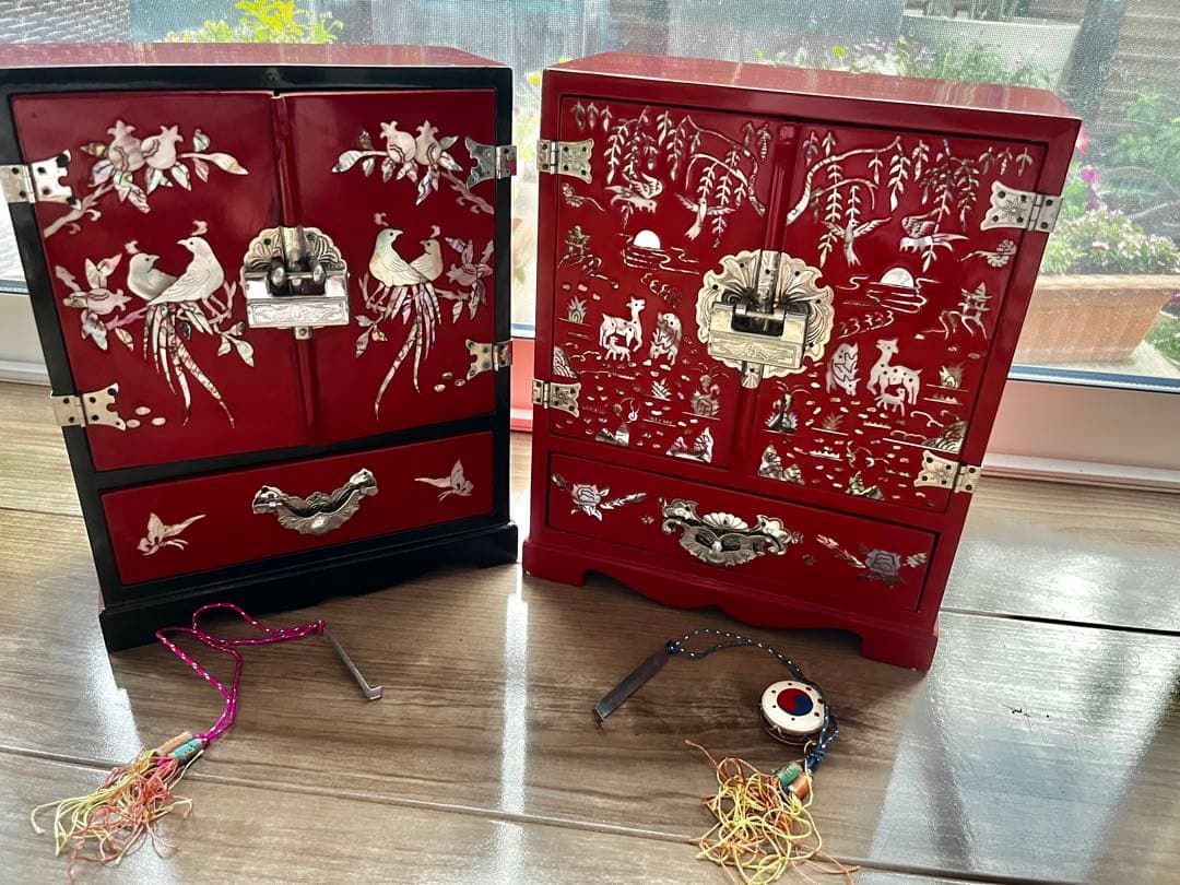◆韓国螺鈿細工 カギ付き 小物入れ 宝石箱 漆器 木製 引き出し (2つ)