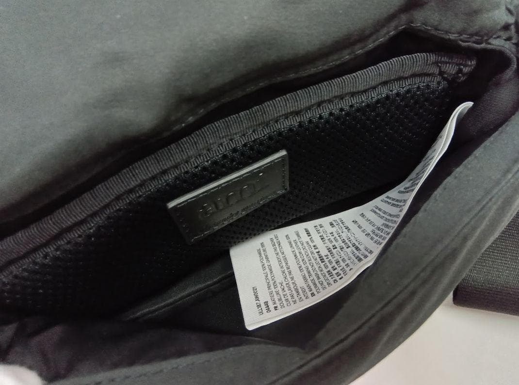 未使用に近い美品★AMI /アミ ◎クロスボディバッグ　黒