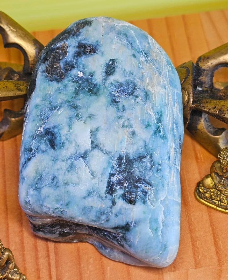 圧倒的パワー‼️青色❔緑❔糸魚川産 翡翠 原石