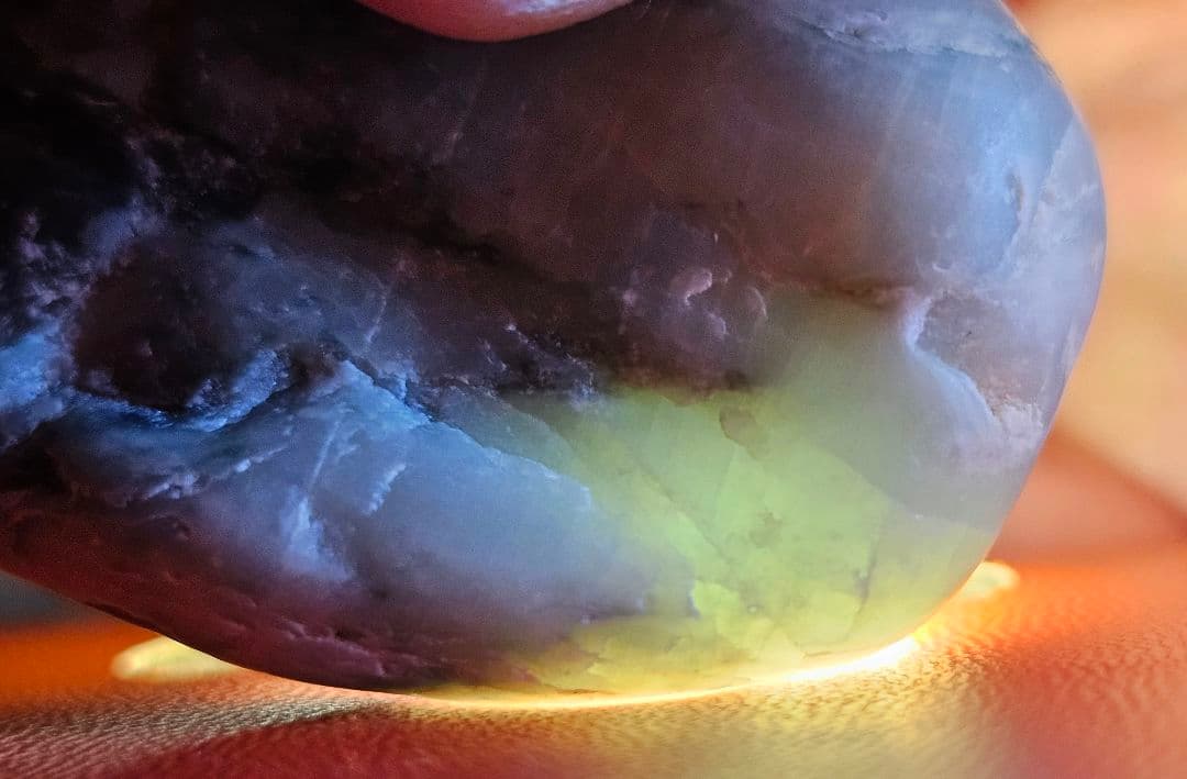 圧倒的パワー‼️青色❔緑❔糸魚川産 翡翠 原石