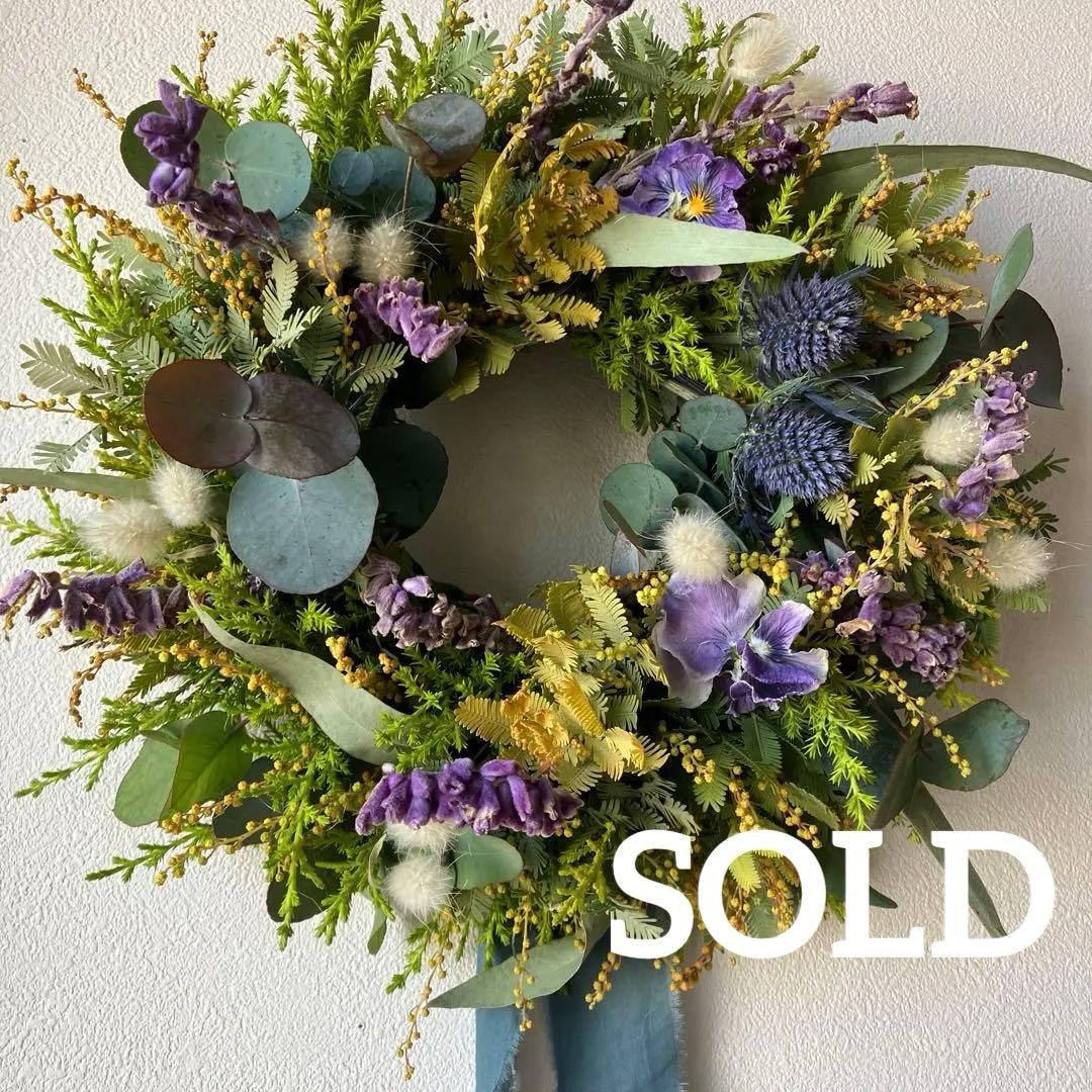 オーレアミモザとエリンジウムのリース　ビオラ　アメジストセージ ユーカリ