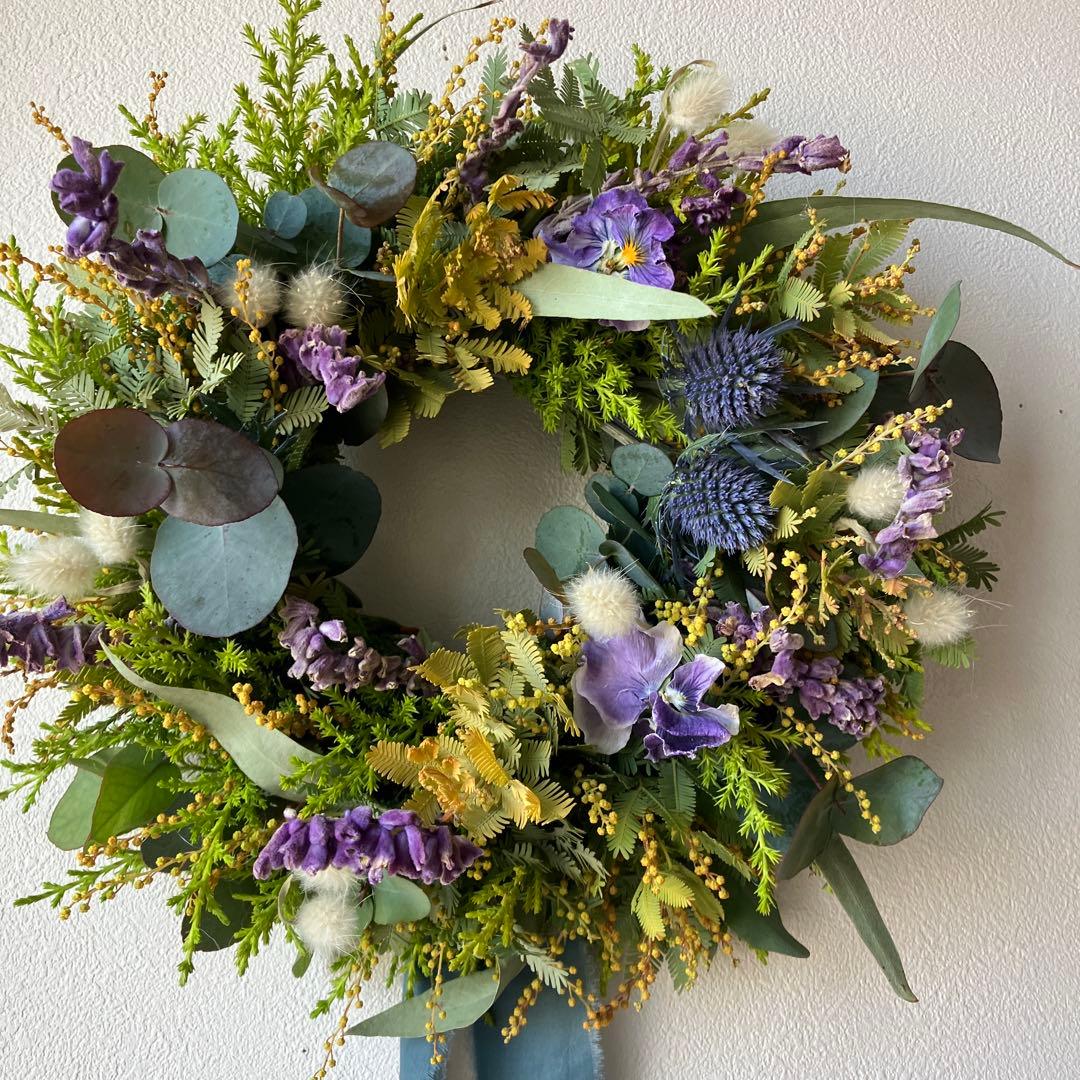 オーレアミモザとエリンジウムのリース　ビオラ　アメジストセージ ユーカリ