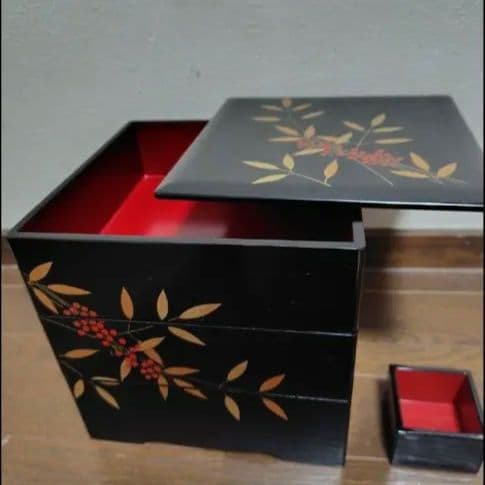 会津塗り漆器 　重箱 黒と赤葉模様