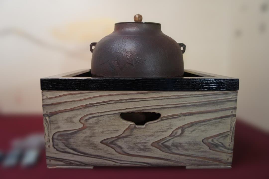 ☆焼杉置炉 国宝敬典 桐地紋真形釜釜鐶 置炉用600w炭型電熱器送料込み