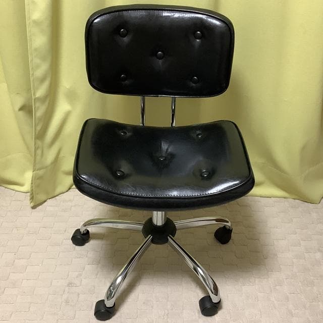 ボタン付きデザイン　インテリア　オフィス　デスクチェア 　黒　昇降