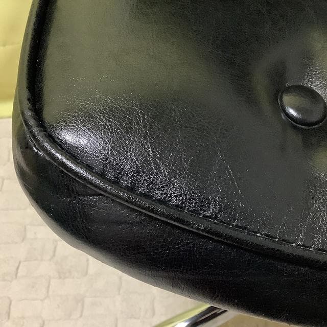 ボタン付きデザイン　インテリア　オフィス　デスクチェア 　黒　昇降