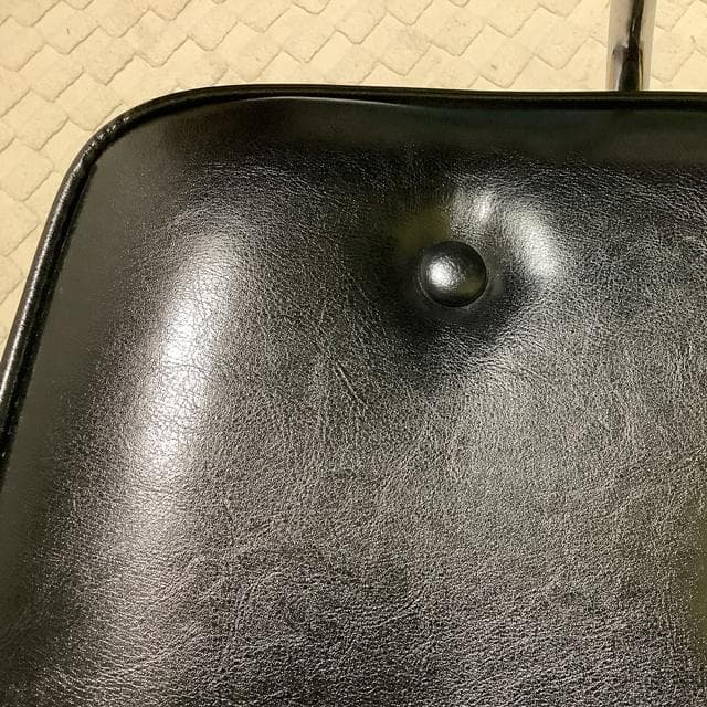 ボタン付きデザイン　インテリア　オフィス　デスクチェア 　黒　昇降