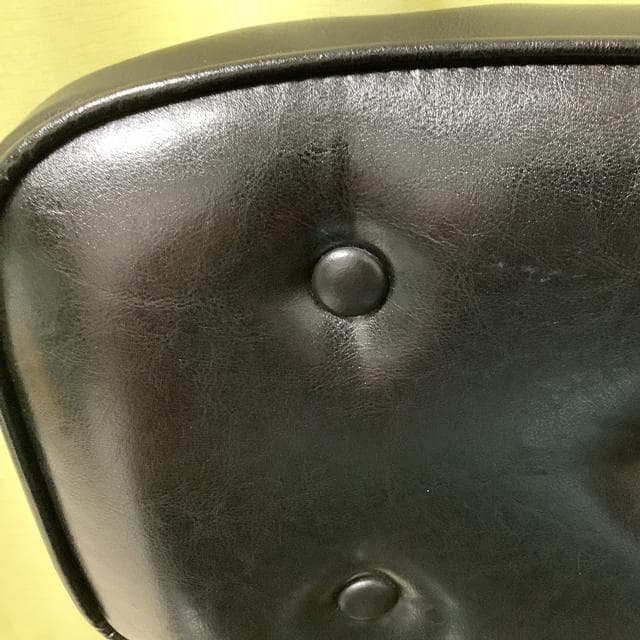 ボタン付きデザイン　インテリア　オフィス　デスクチェア 　黒　昇降