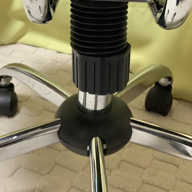 ボタン付きデザイン　インテリア　オフィス　デスクチェア 　黒　昇降