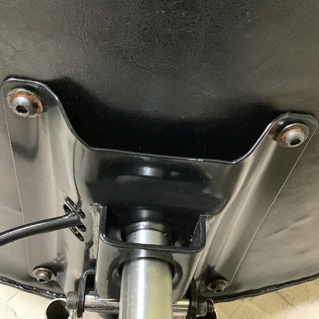 ボタン付きデザイン　インテリア　オフィス　デスクチェア 　黒　昇降