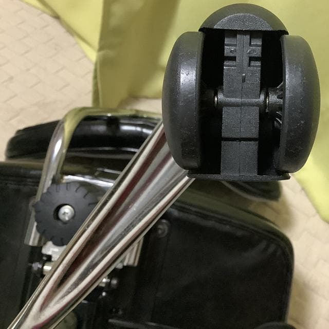 ボタン付きデザイン　インテリア　オフィス　デスクチェア 　黒　昇降