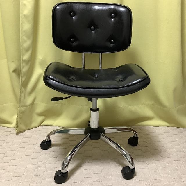 ボタン付きデザイン　インテリア　オフィス　デスクチェア 　黒　昇降