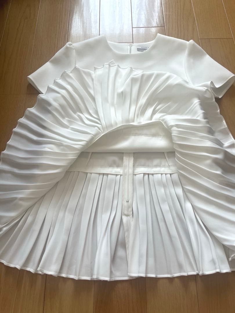 ボーダーズアットバルコニー☆プリーツデザイン ☆半袖トップス☆白☆ペプラム