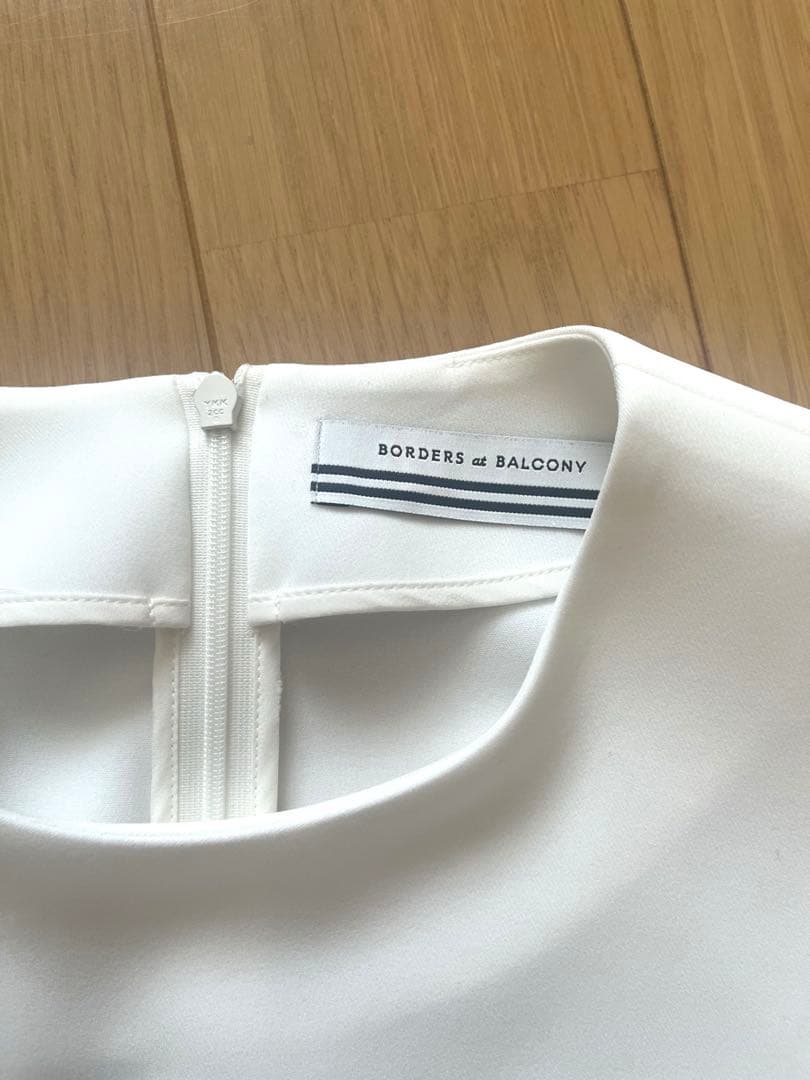 ボーダーズアットバルコニー☆プリーツデザイン ☆半袖トップス☆白☆ペプラム