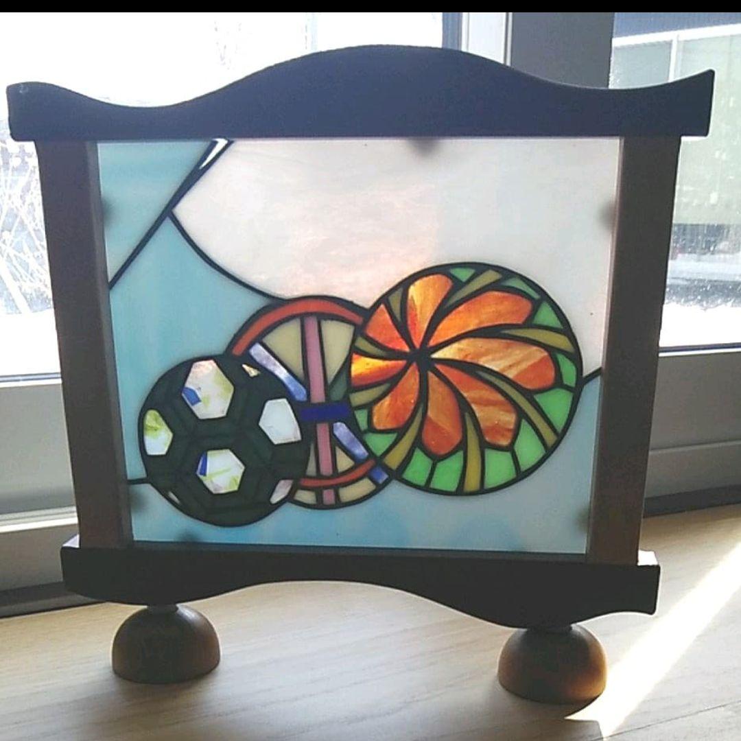 ステンドグラス置物　パネル置物　　手鞠柄:古典柄　額:台座付き