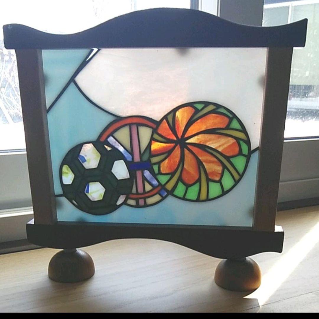 ステンドグラス置物　パネル置物　　手鞠柄:古典柄　額:台座付き
