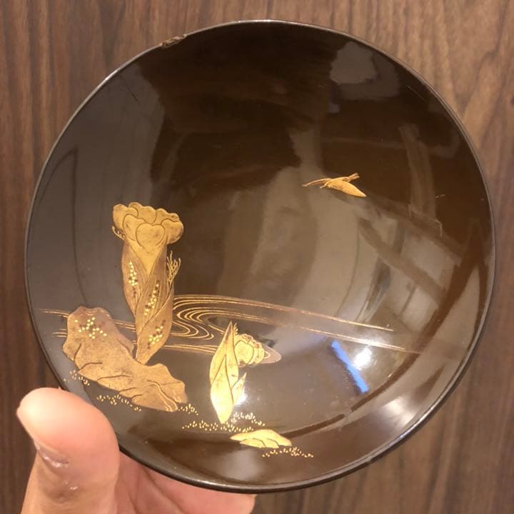 蔵から凄いお品物が出てきました。金で絵ががれた渡鳥と蕗の薹の漆塗り、蒔絵の盃