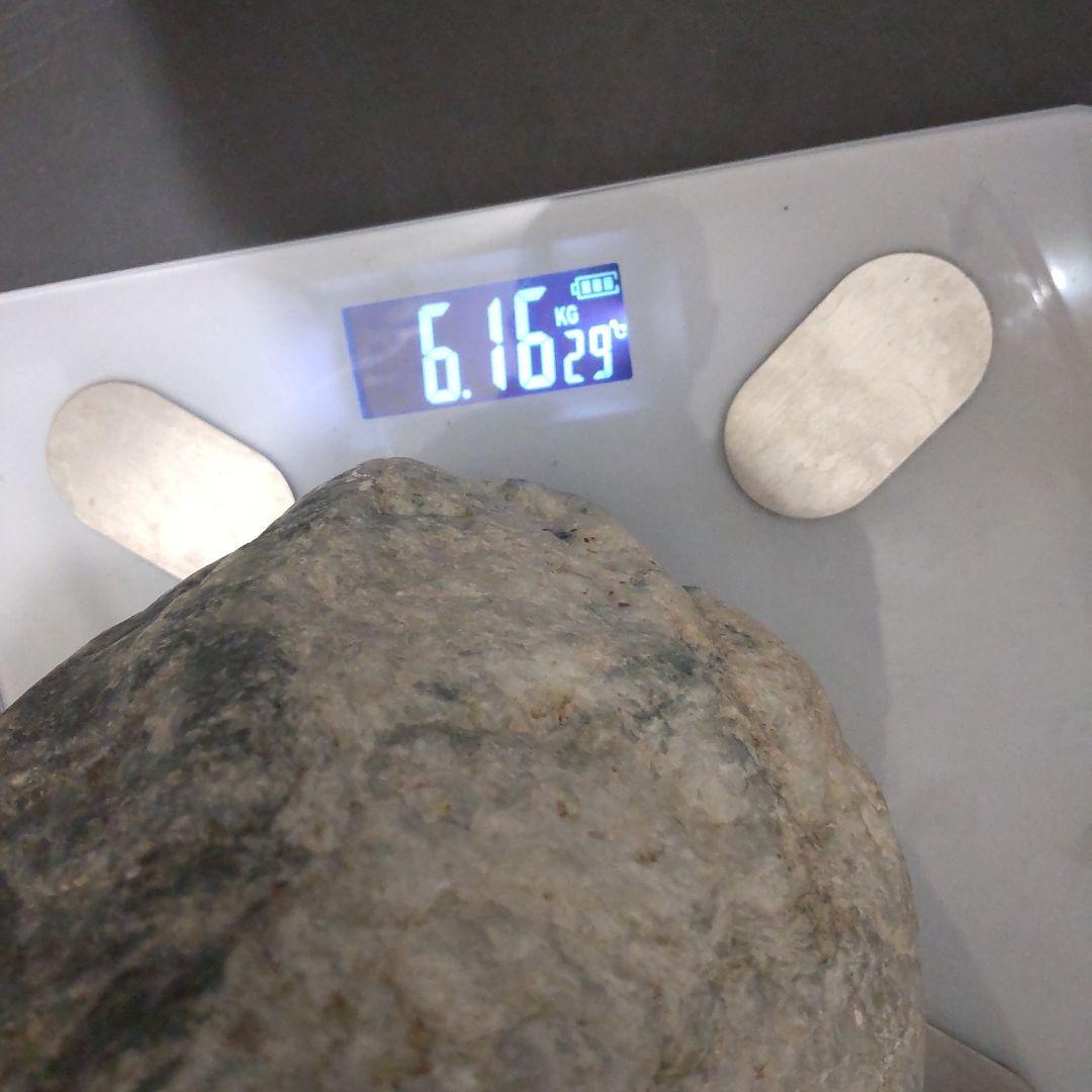 糸魚川翡翠6.16kg,m  (正面にひび割れ傷)