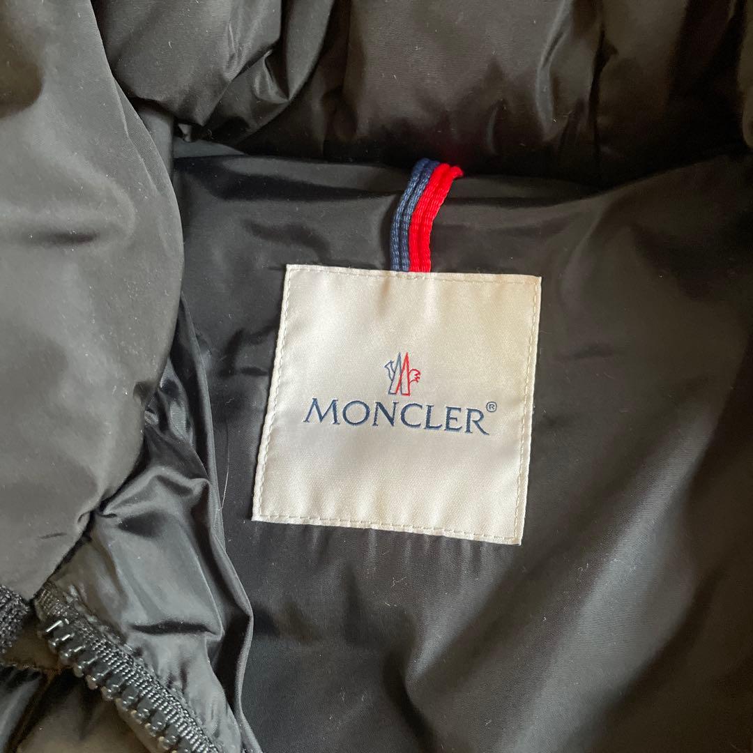 Moncler ブラック ダウンジャケット フード付き