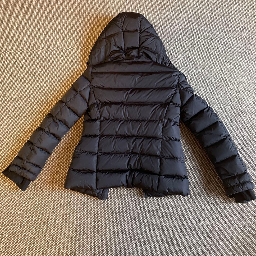 Moncler ブラック ダウンジャケット フード付き