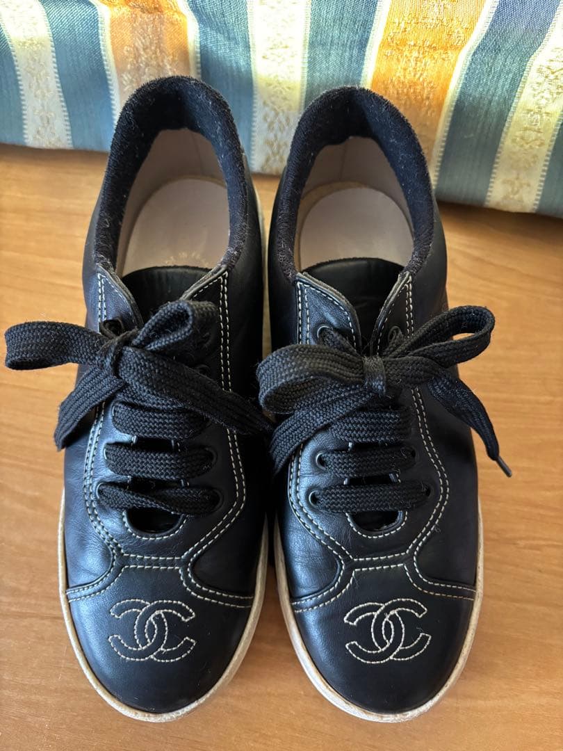 CHANEL ブラックレザー ココマークローカットスニーカー