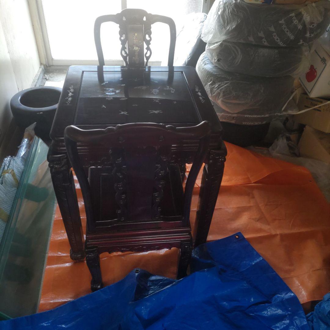 中国明式家具、テーブルと椅子2脚セット。手工螺鈿細工付。テーブル面に割れあり。