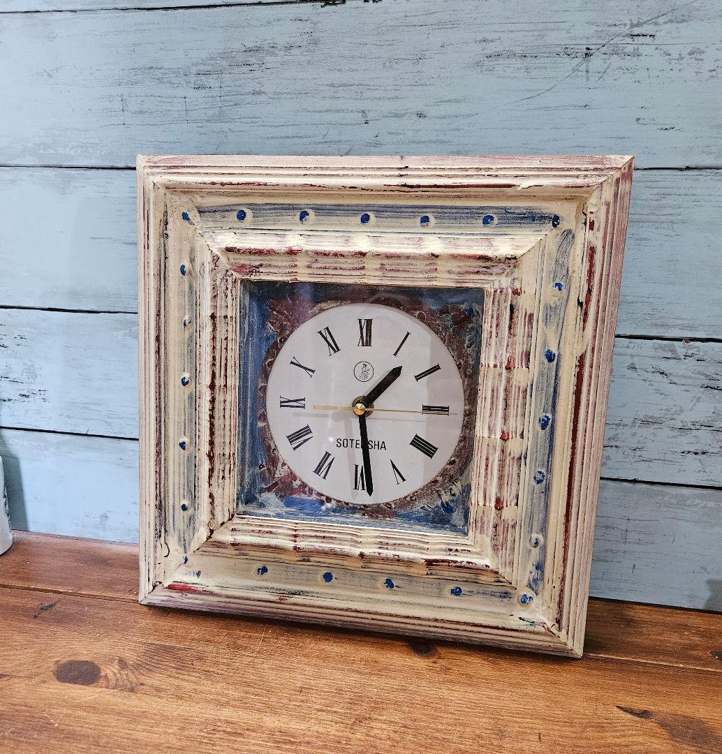 ヴィンテージ 古い壁掛け時計 シャビー ペイント 木製フレーム 四角形