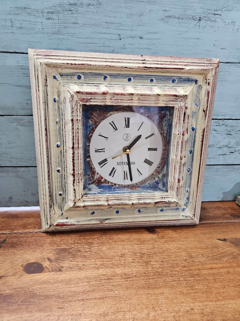 ヴィンテージ 古い壁掛け時計 シャビー ペイント 木製フレーム 四角形