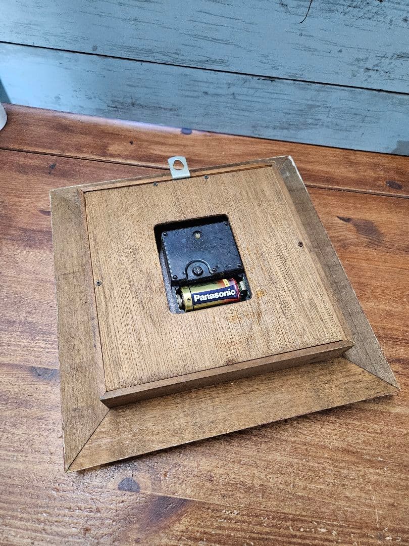 ヴィンテージ 古い壁掛け時計 シャビー ペイント 木製フレーム 四角形