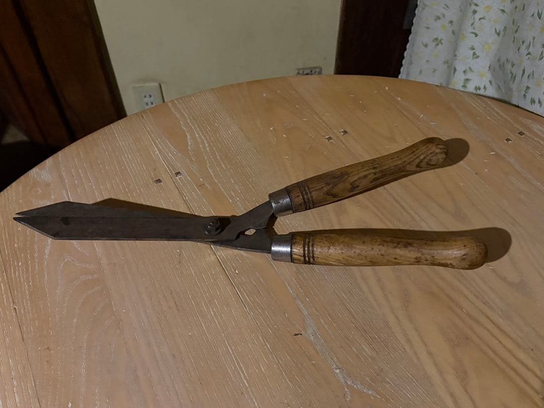 ヴィンテージ、イギリス製、ガーデンツール刈り込み鋏、木製ハンドル 鋭利な刃