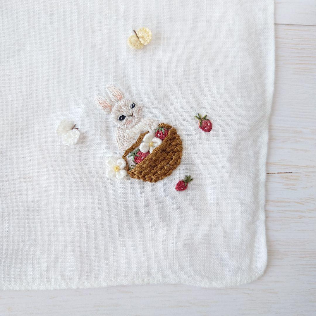 手刺繍入り　リネンクロス/リネンハンカチ【うさこといちご摘み】