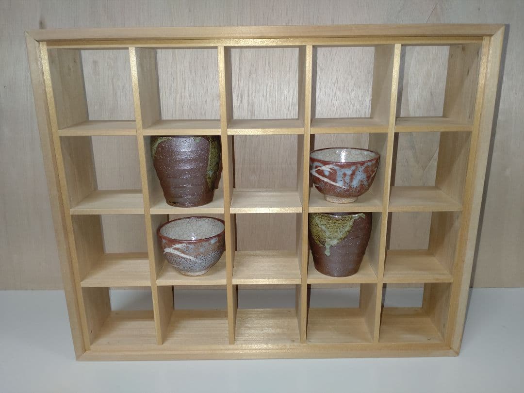 Ｃ 飾り棚　アガチス材　コレクションラック （ 蕎麦猪口 茶碗 骨董品 等に）