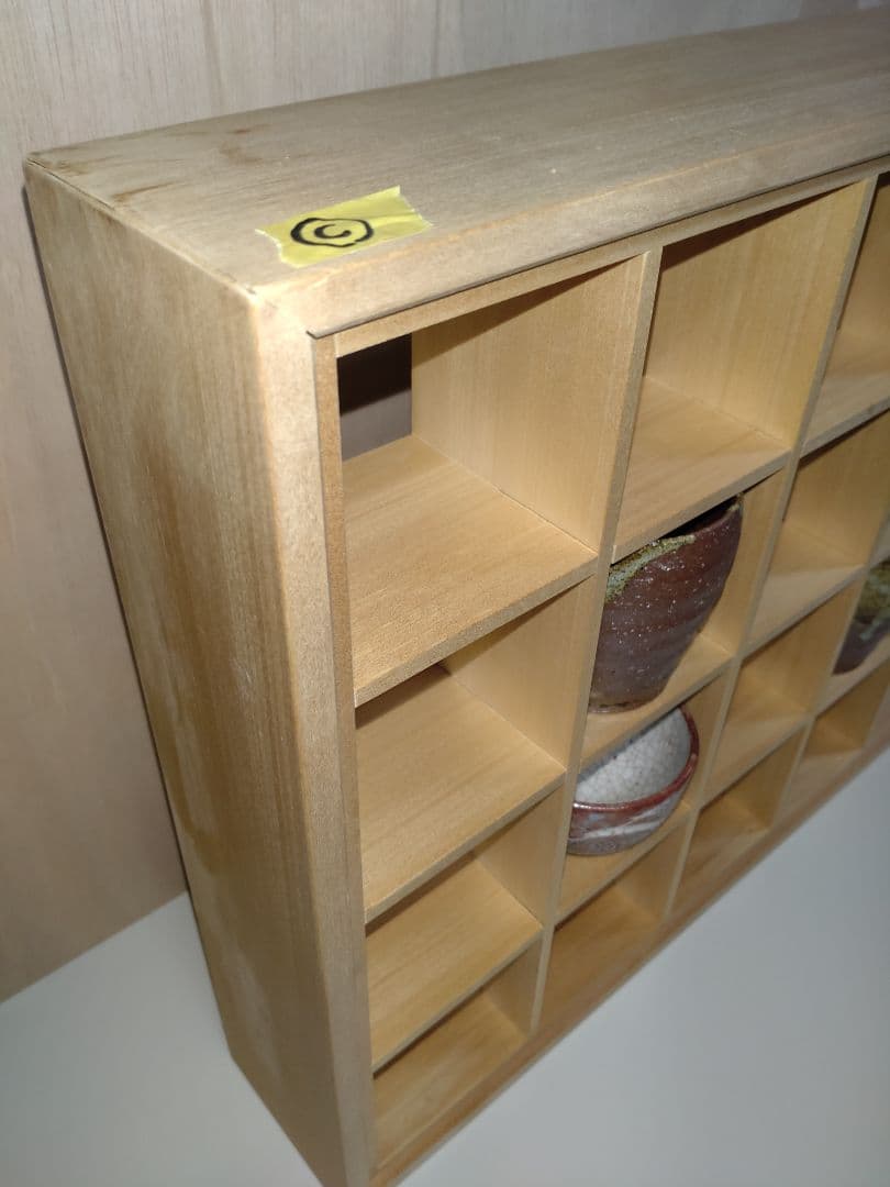 Ｃ 飾り棚　アガチス材　コレクションラック （ 蕎麦猪口 茶碗 骨董品 等に）