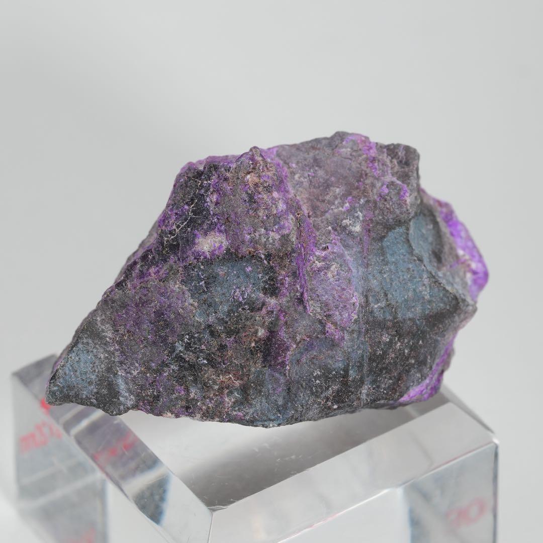 【微細な結晶が観察可能】【希少】スギライト 39×24×20mm