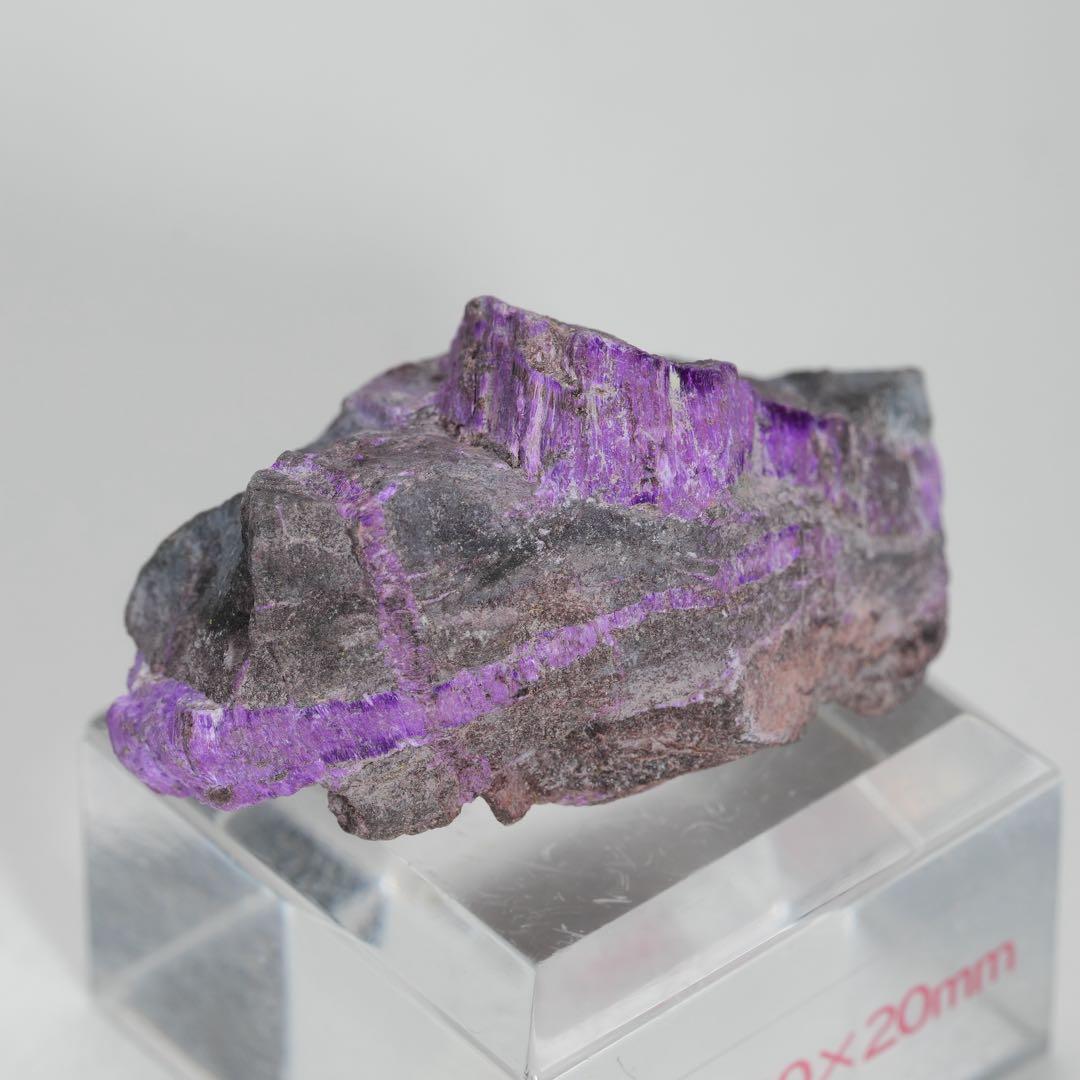 【微細な結晶が観察可能】【希少】スギライト 39×24×20mm