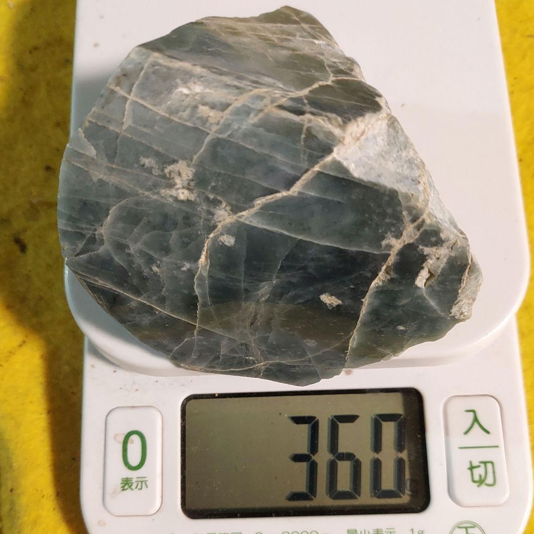 希少！ 産出量の少ない グアテマラ翡翠 JADEITE 原石 多面磨き 452