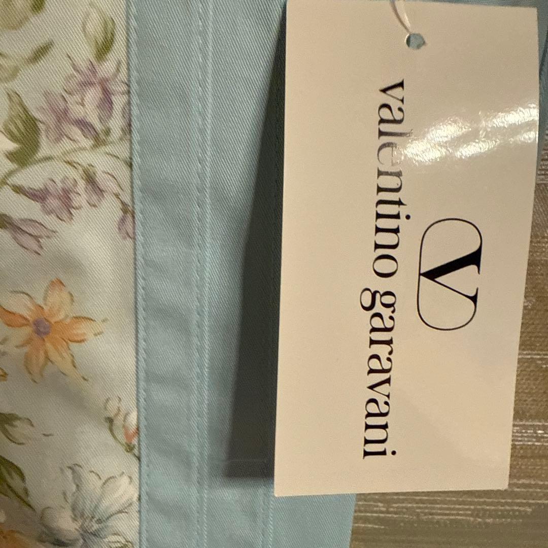 バレンチノガラバーニィのウエスト切り替えデザイン、たっぷりギャザーのエプロン