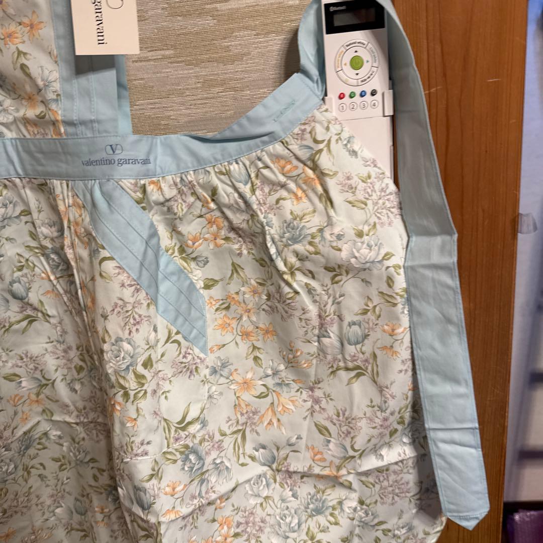 バレンチノガラバーニィのウエスト切り替えデザイン、たっぷりギャザーのエプロン