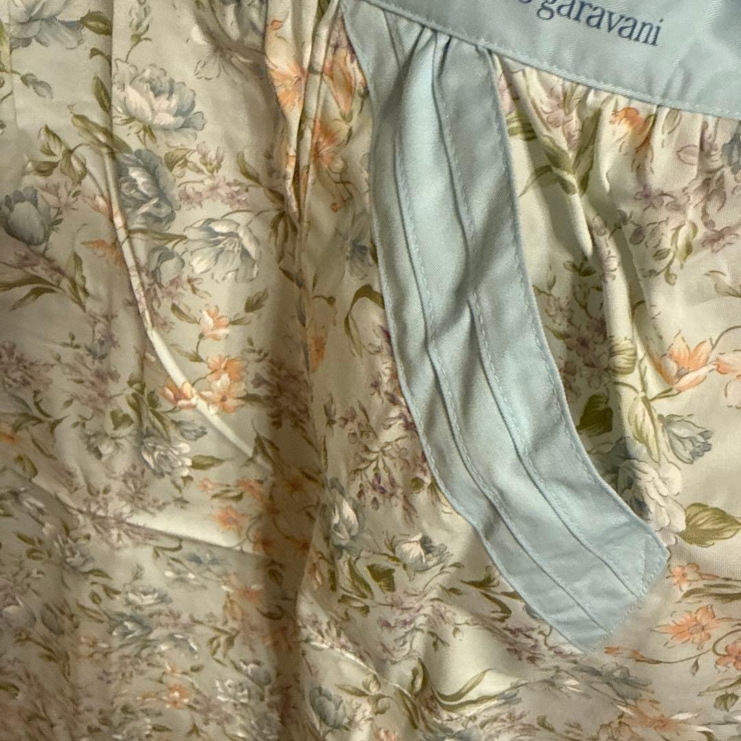 バレンチノガラバーニィのウエスト切り替えデザイン、たっぷりギャザーのエプロン