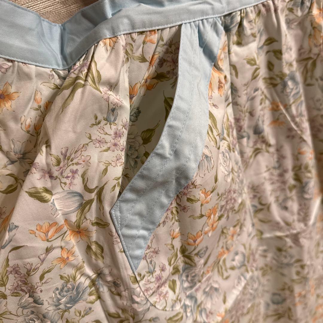 バレンチノガラバーニィのウエスト切り替えデザイン、たっぷりギャザーのエプロン